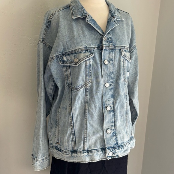 H&M Classic Denim Trucker Jacket in Medium Wash, Size Medium - Picture 3 of 11